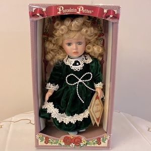 DanDee vintage collectors choice porcelain doll original box velvet grn dress